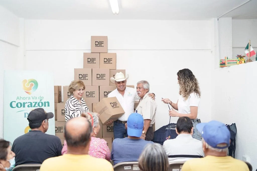 ENTREGA CHANO DÍAZ Y DIF COAHUILA APOYOS A EMPACADORES VOLUNTARIOS EN SABINAS