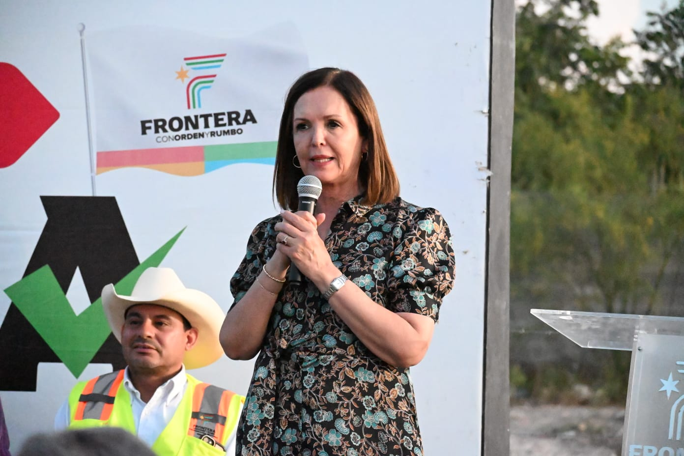 SARI PÉREZ ENTREGA OBRA DE ELECTRIFICACIÓN EN LA COLONIA LA RIELERA