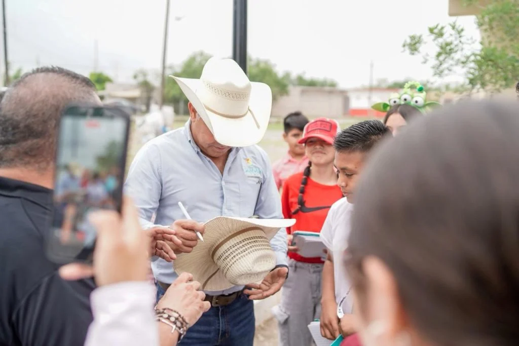 VISITA CHANO DÍAZ A ESTUDIANTES DE LA PRIMARIA BENITO JUÁREZ EN SABINAS