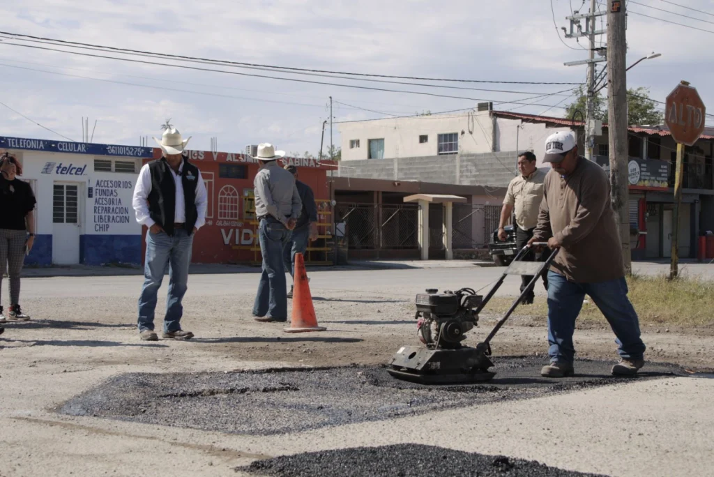 INTENSIFICA CHANO DÍAZ TRABAJOS DE BACHEO EN SABINAS