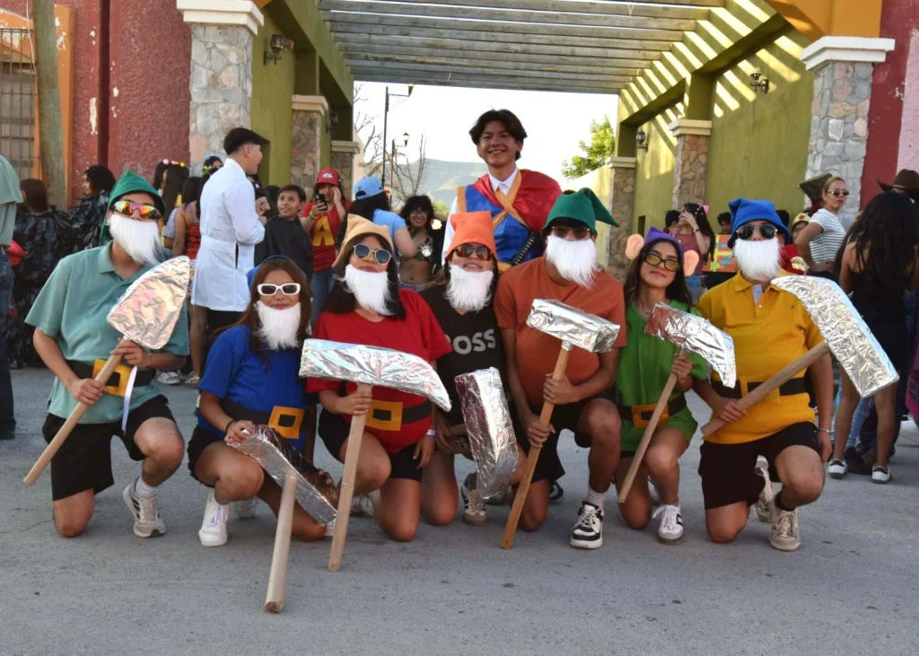 SEGUNDA EDICIÓN DEL DESFILE CHUSCO LLENA DE CREATIVIDAD Y ALEGRÍA LAS CALLES DE CUATRO CIÉNEGAS