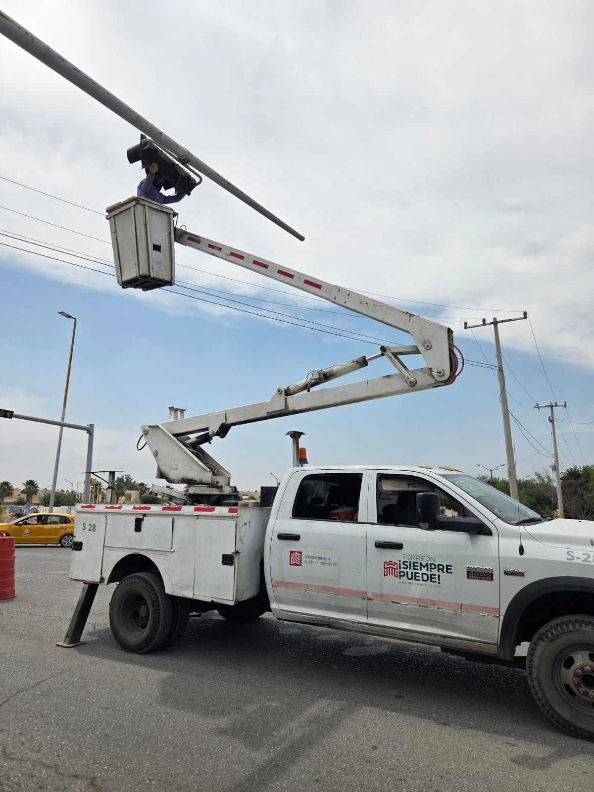 REFUERZAN MANTENIMIENTO EN LA SEMAFORIZACIÓN PARA LA SEGURIDAD VIAL DE TORREÓN