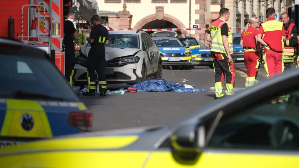 MUER3N DOS PERSONAS DESPUÉS DE QUE UN AUTOMÓVIL ATROPELLARA A UNA MULTITUD EN LEIPZIG, ALEMANIA