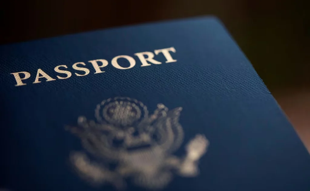 EU REVOCARÁ PASAPORTES A QUIENES DEBAN MANUTENCIÓN INFANTIL; DEUDORES PODRÍAN PERDER DERECHO A VIAJAR