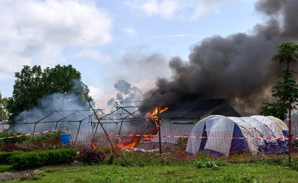 INCENDIAN CENTRO MÉDICO PARA TRATAMIENTO DEL ÉBOLA EN EL CONGO; CRECE FRUSTRACIÓN POR AVANCE DEL VIRUS