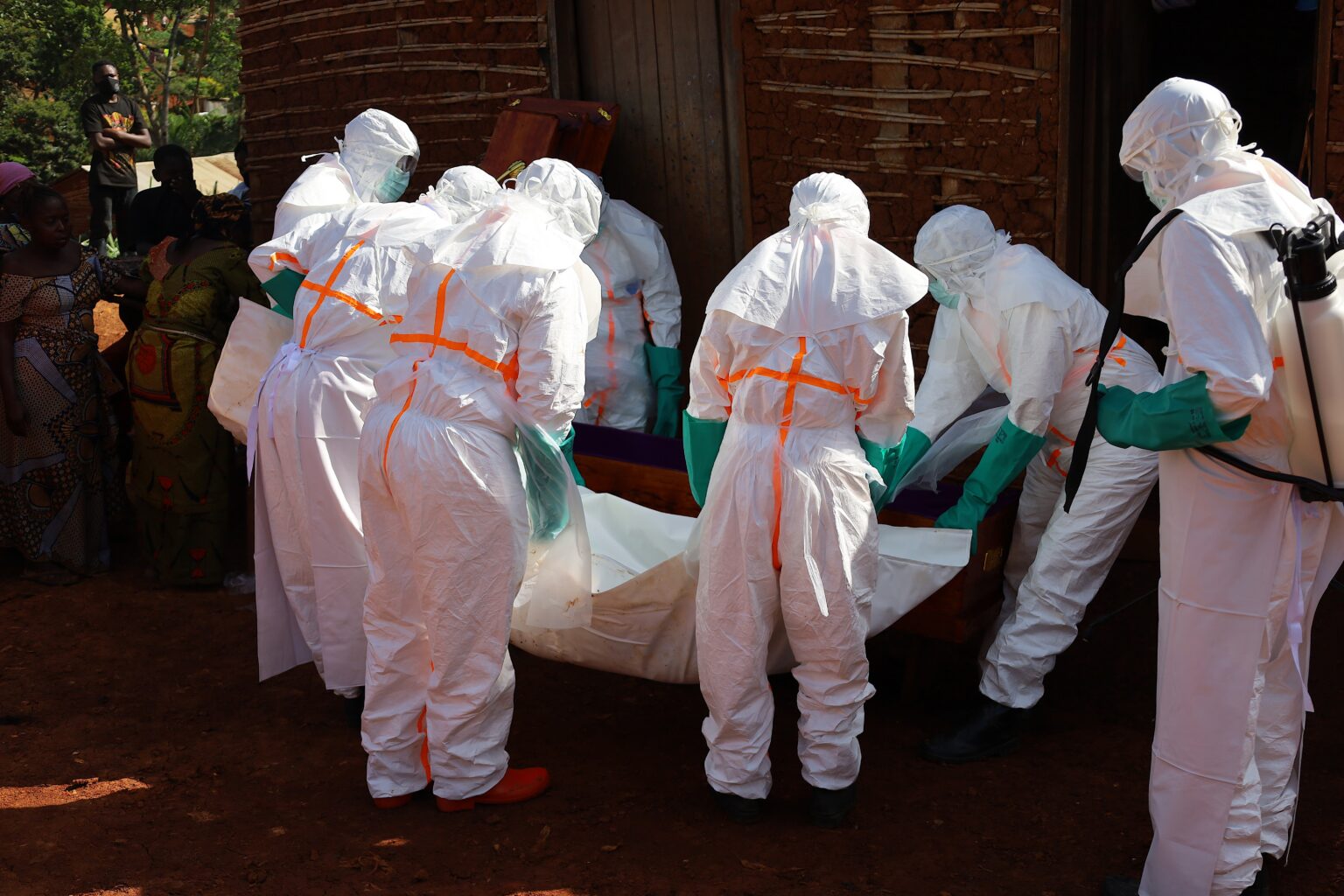LA EPIDEMIA DE ÉBOLA SE PROPAGA RÁPIDAMENTE EN MEDIO DE CAMPAÑAS DE DESINFORMACIÓN