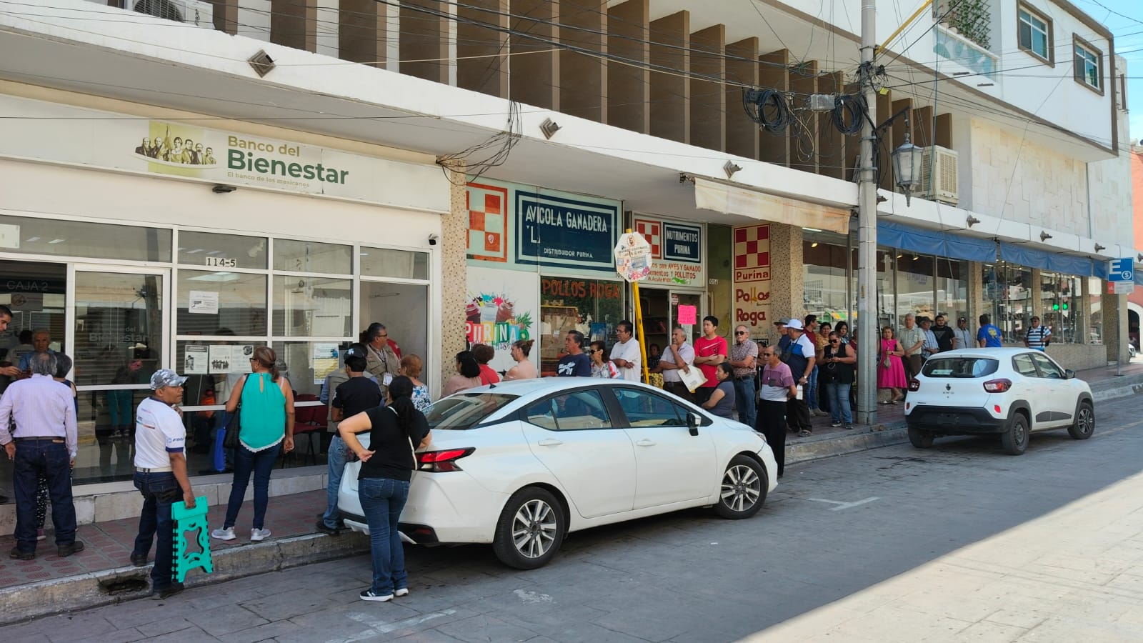 PADECEN ADULTOS MAYORES LARGAS FILAS Y ESPERA PARA COBRAR SU PENSIÓN EN BANCO DEL BIENESTAR DE SALTILLO
