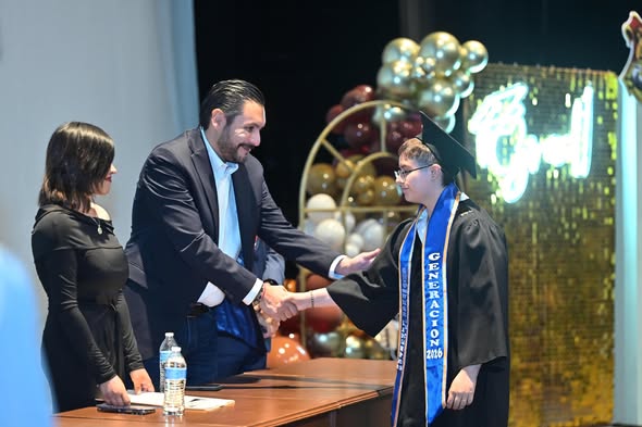 CARLOS VILLARREAL APADRINA A GRADUADOS DE LA PREPARATORIA LADISLAO FARÍAS CAMPOS