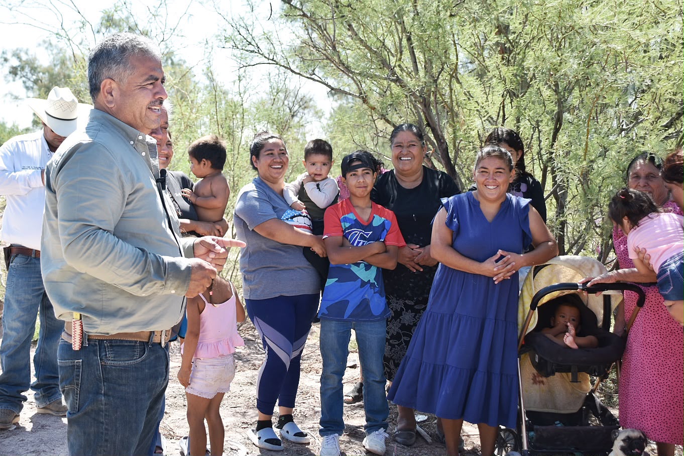 LLEVA VÍCTOR LEIJA SOLUCIÓN AL ABASTO DE AGUA EN EL EJIDO GABINO VÁZQUEZ