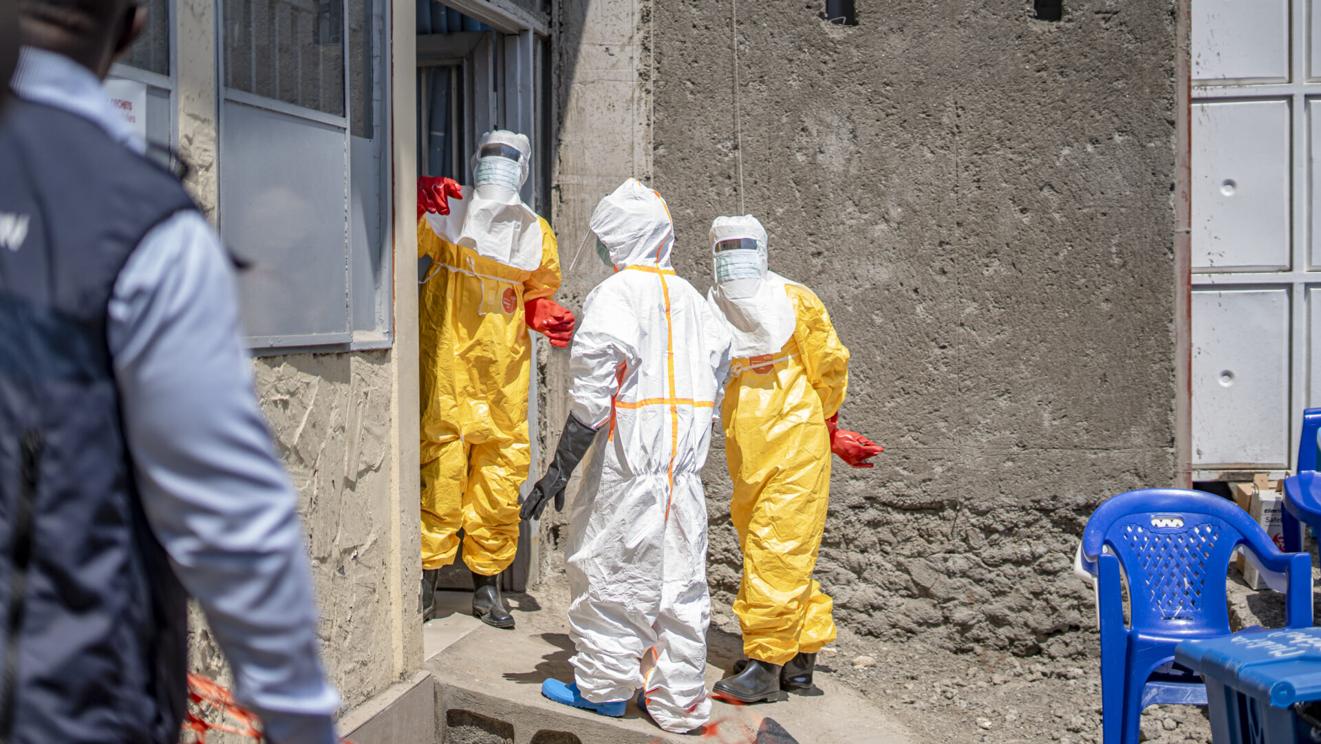 LA OMS ACELERA LAS PRUEBAS PARA CONTENER EL BROTE DE ÉBOLA