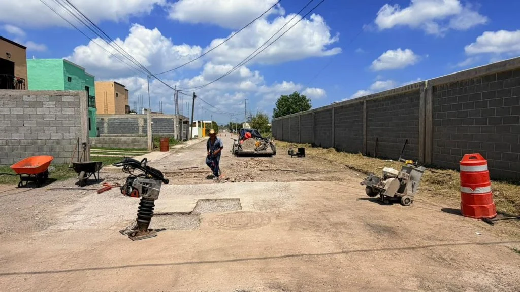SUPERVISAN TRABAJOS DE MEJORAMIENTO URBANO EN LA COLONIA LAS AVES