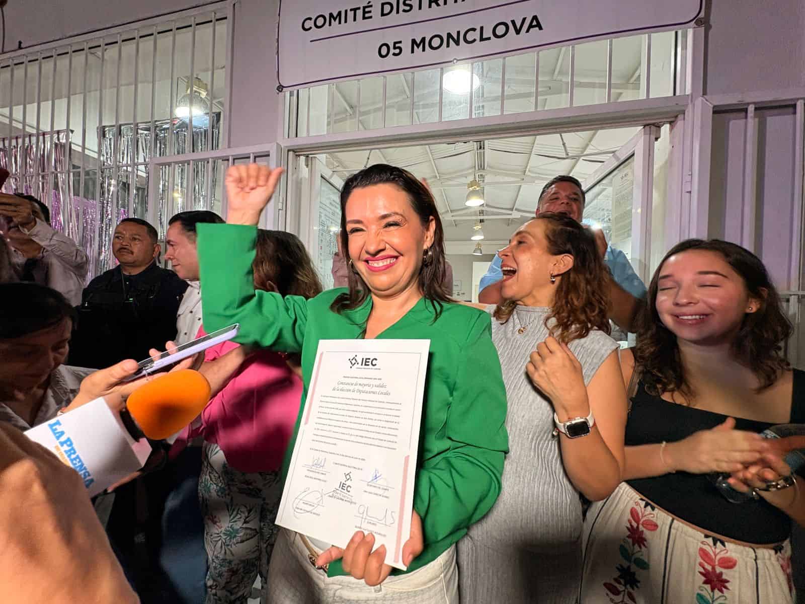 ESRA CAVAZOS RECIBE CONSTANCIA QUE LA ACREDITA COMO DIPUTADA ELECTA DEL DISTRITO 5