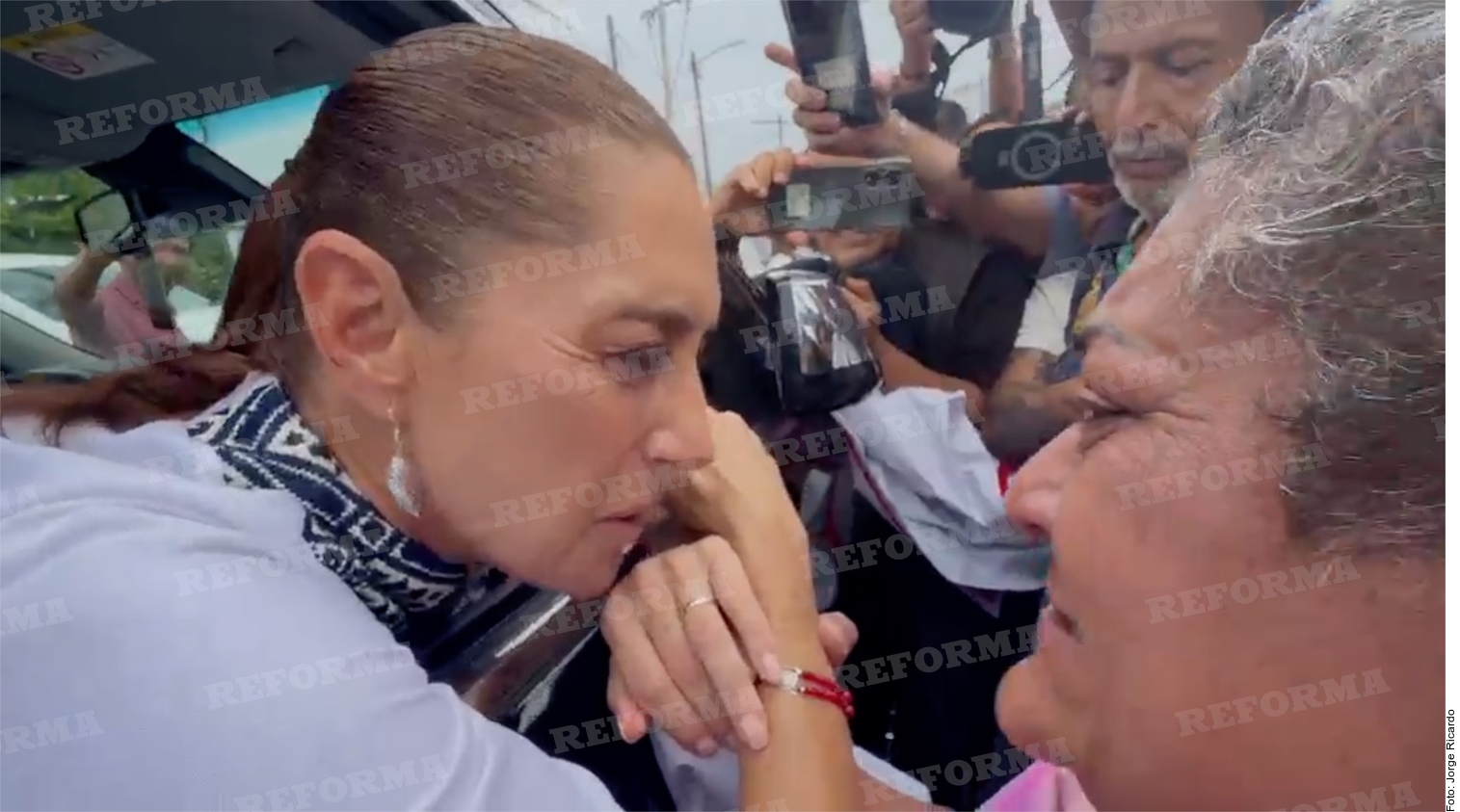 CLAMAN PADRES A SHEINBAUM EN VERACRUZ: QUEREMOS VIVA A PERIODISTA