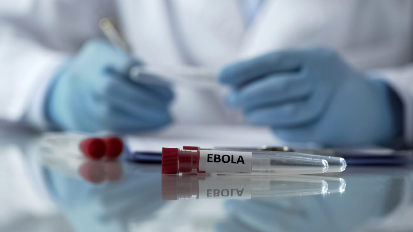 ÉBOLA SE ACELERA EN ÁFRICA: MÁS DE MIL CONTAGIOS Y 267 MUERTOS EN UN MES