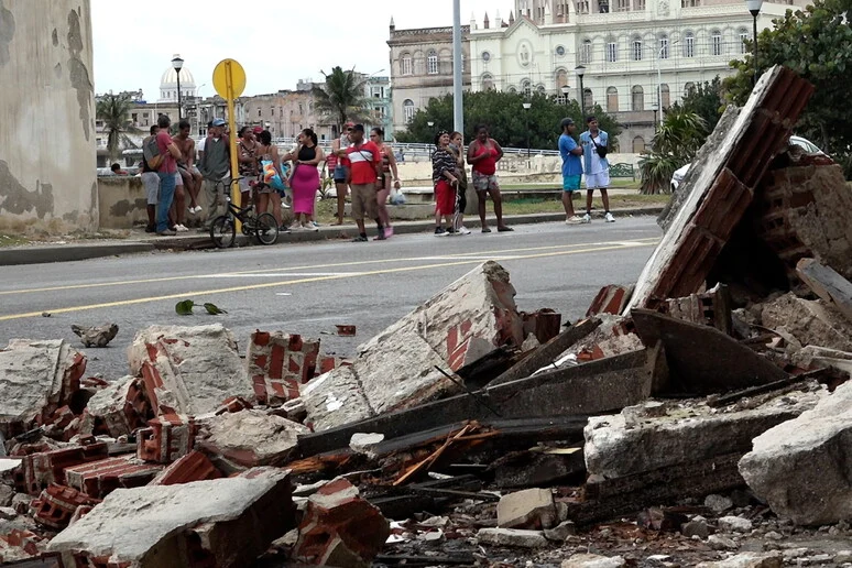FUERTE SISMO DE MAGNITUD 6.1 SACUDE CUBA; HABITANTES SALEN DE EDIFICIOS TRAS INTENSO TEMBLOR
