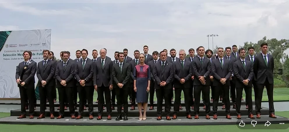 CLAUDIA SHEINBAUM ABANDERA A JUGADORES DE LA SELECCIÓN MEXICANA PREVIO A SU PARTICIPACIÓN EN EL MUNDIAL 2026