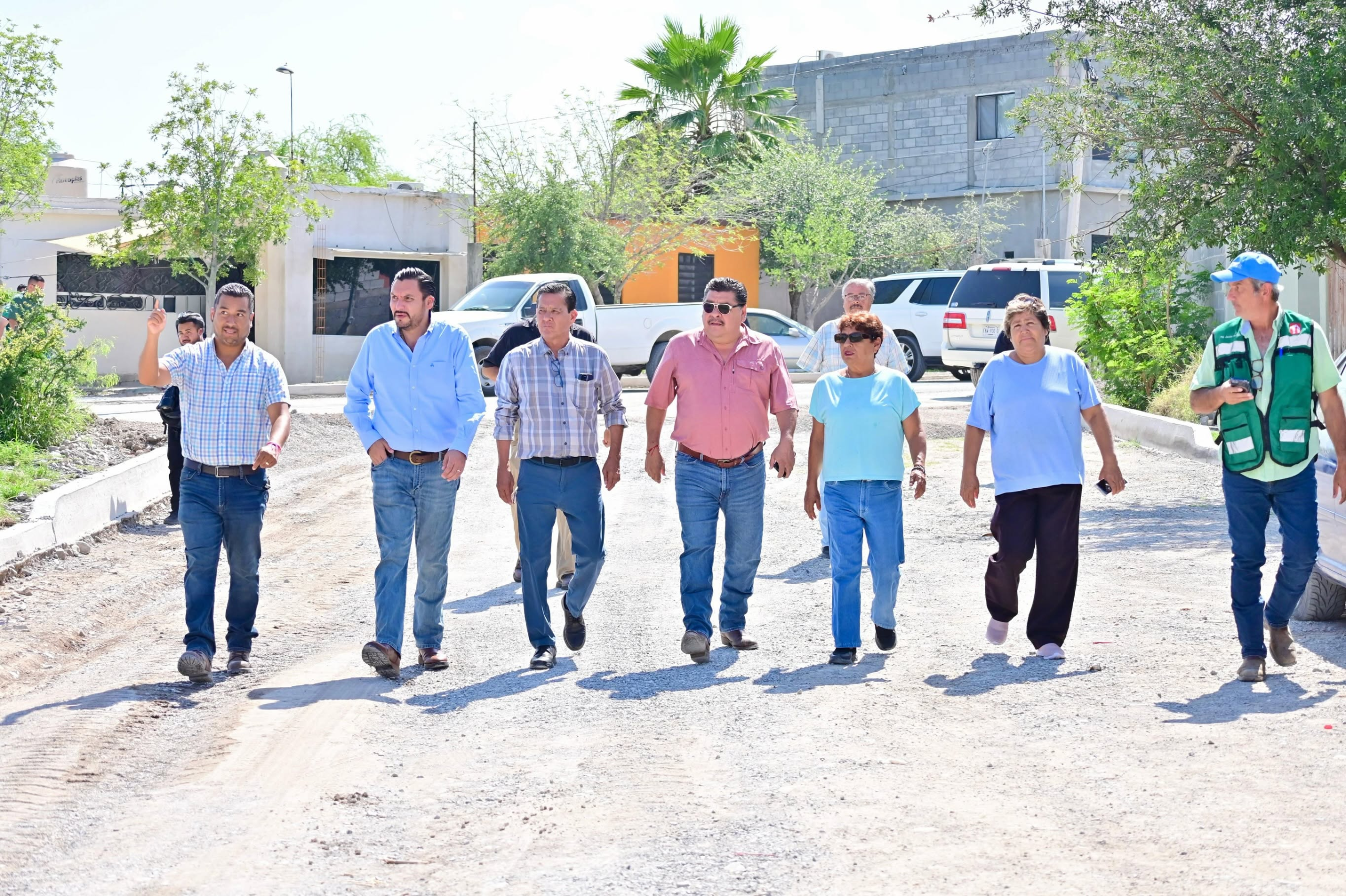 SUPERVISA CARLOS VILLARREAL AVANCE DE PAVIMENTACIÓN EN LA COLONIA LA AMISTAD