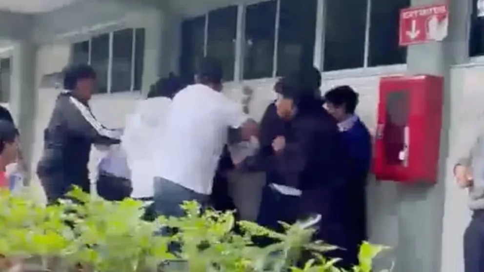 PELEA ENTRE ESTUDIANTES DE CONALEP DEJA HASTA MAESTROS HERIDOS EN MATEHUALA: HAY 15 DETENIDOS