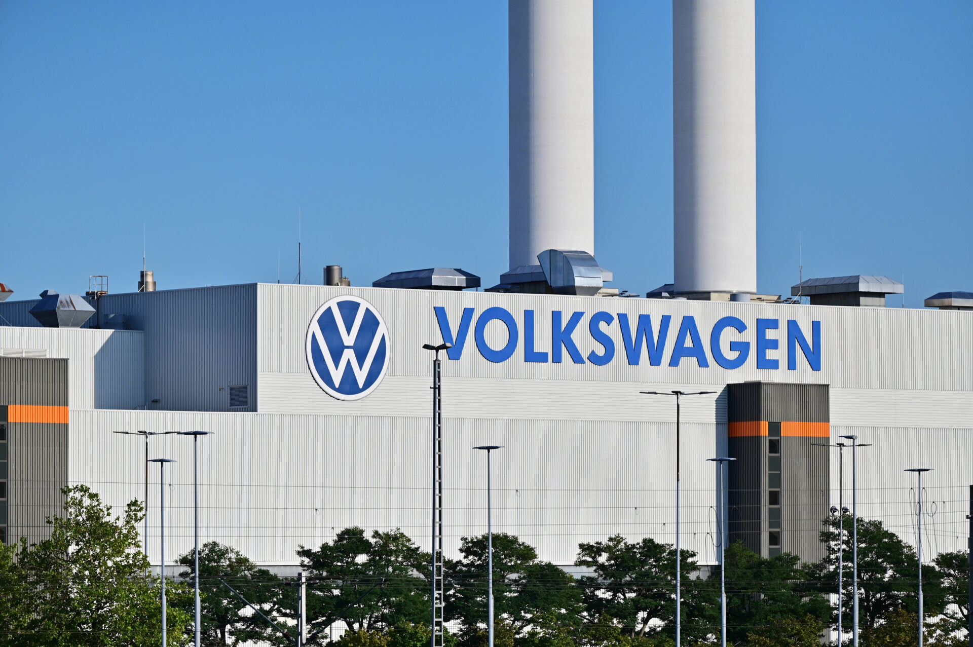 VOLKSWAGEN PLANEA DESPEDIR A 100 MIL TRABAJADORES EN TODO EL MUNDO Y CERRAR 4 PLANTAS EN ALEMANIA
