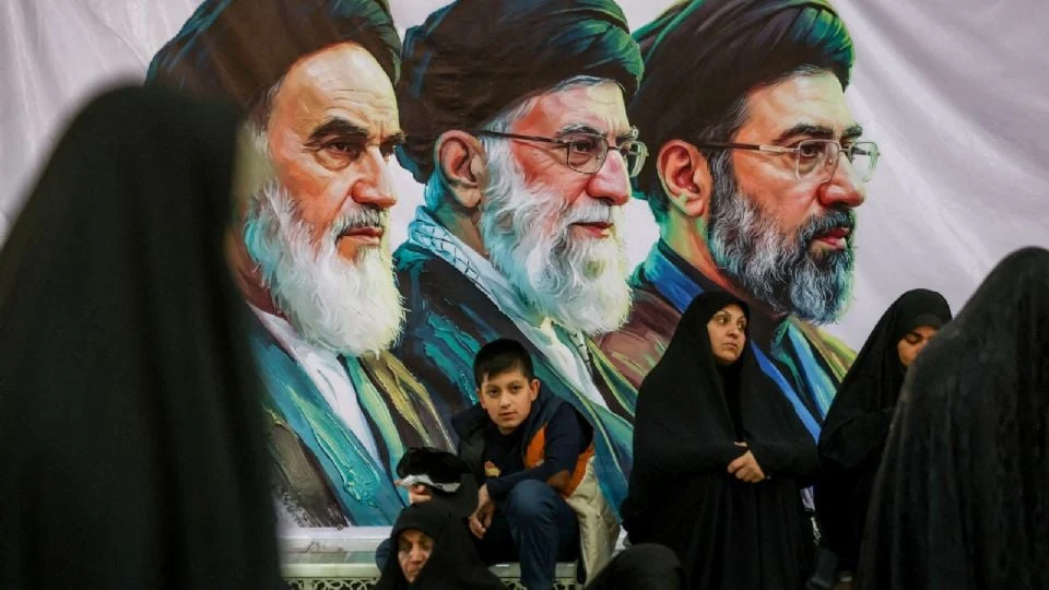 «TRUMP ESTABA DESESPERADO»: LÍDER SUPREMO DE IRÁN COMPARTE DETALLES DE LA FIRMA DEL MEMORANDO CON EU