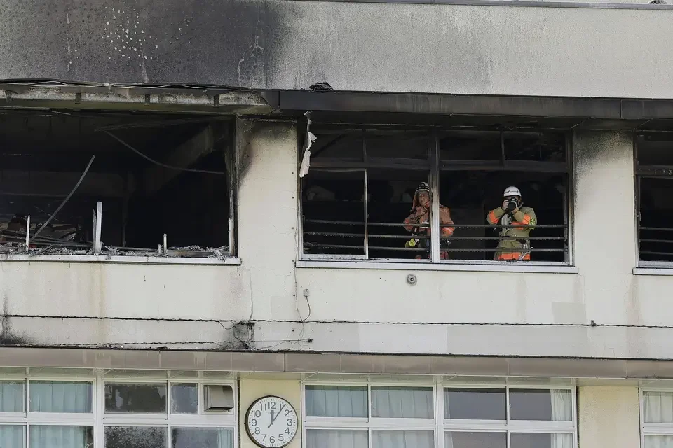 RESCATAN A 300 ALUMNOS TRAS INCENDIO EN ESCUELA DE TOKIO; REPORTAN 11 HERIDOS