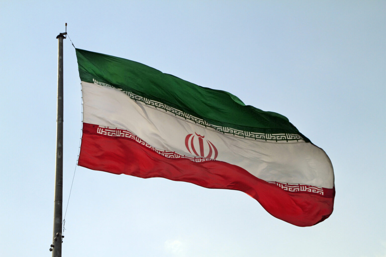 IRÁN SUSPENDE LAS NEGOCIACIONES PARA PONER FIN A LA GUERRA POR VIOLACIONES AL ALTO AL FUEGO