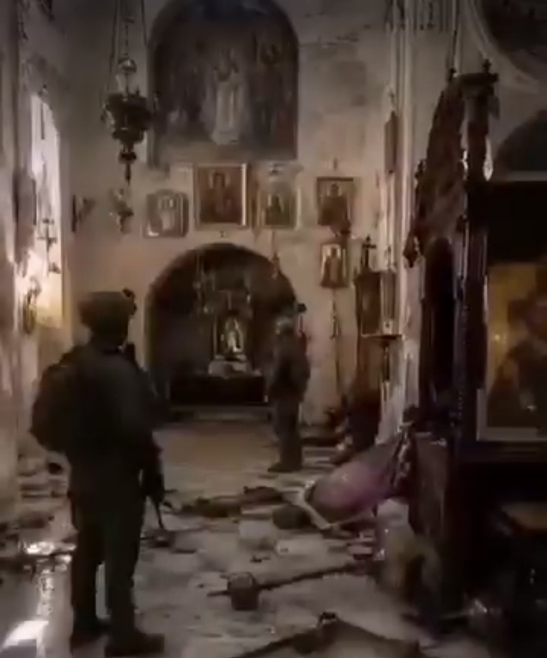 SOLDADOS ISRAELÍES SON EXHIBIDOS VANDALIZANDO IGLESIA CRISTIANA EN EL SUR DE LÍBANO