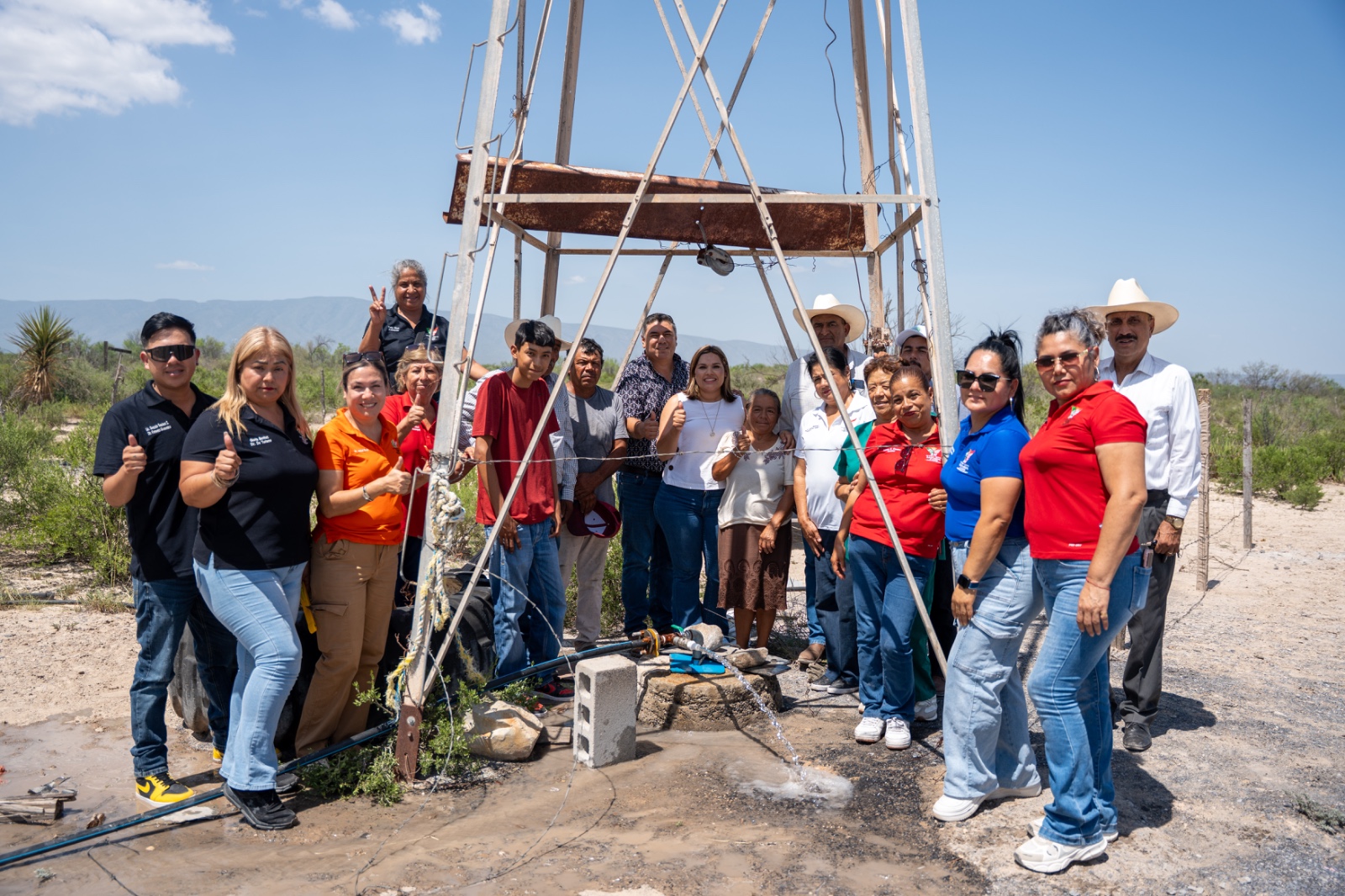 LLEVA YESICA SIFUENTES AGUA A FAMILIAS DEL EJIDO LOS LIRIOS CON REHABILITACIÓN DE POZO