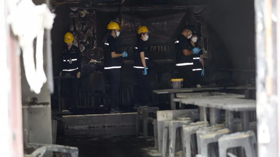 TRAGEDIA EN BANGKOK: POLICÍA DE TAILANDIA INVESTIGA POSIBLE NEGLIGENCIA EN INCENDIO DE BAR QUE DEJÓ 27 PERSONAS SIN VIDA