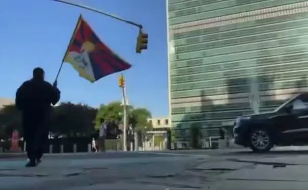 M*ERE UN HOMBRE TRAS PRENDERSE FUEGO FRENTE A SEDE DE LA ONU EN NUEVA YORK; FUE EN PROTESTA POR SITUACIÓN EN EL TÍBET
