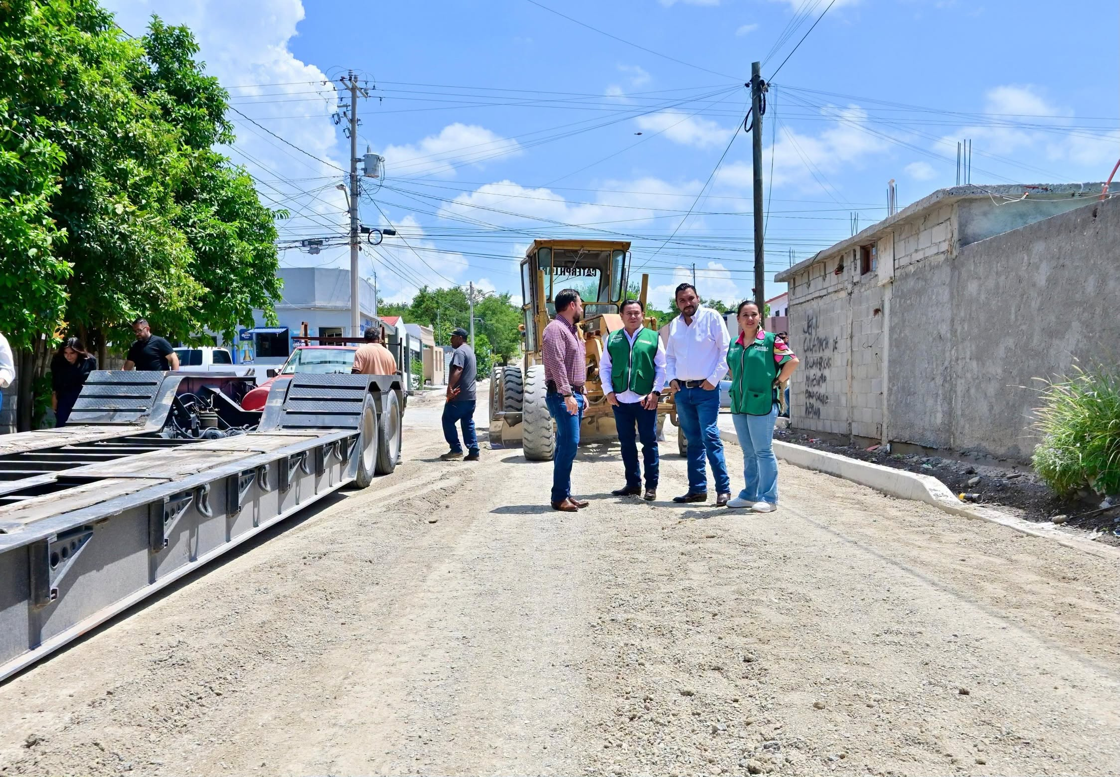 SUPERVISA CARLOS VILLARREAL AVANCE DE PAVIMENTACIÓN EN LA COLONIA 21 DE MARZO
