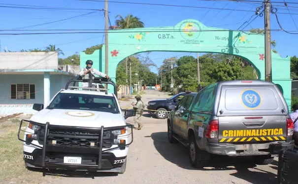 HALLAN RESTOS HUMANOS JUNTO A UNA LONA CON AMENAZAS; DESPLIEGAN OPERATIVO FRENTE A CBTA EN TABASCO