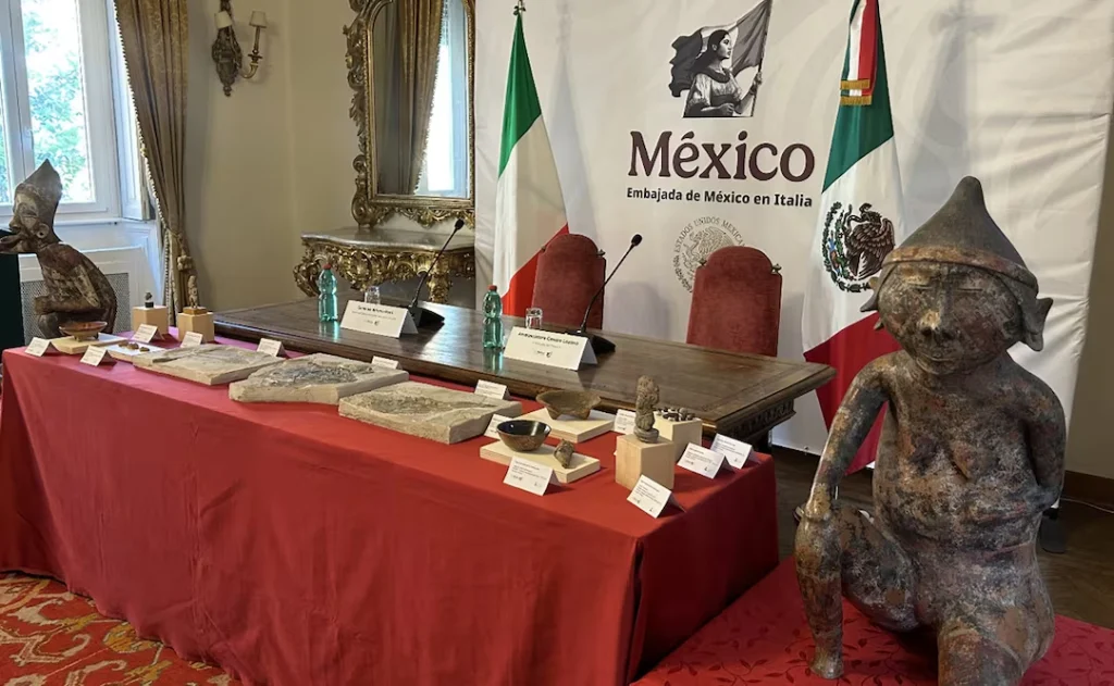 ITALIA ENTREGA A MÉXICO 27 PIEZAS ARQUEOLÓGICAS Y FÓSILES DE ORIGEN PRECOLOMBINO
