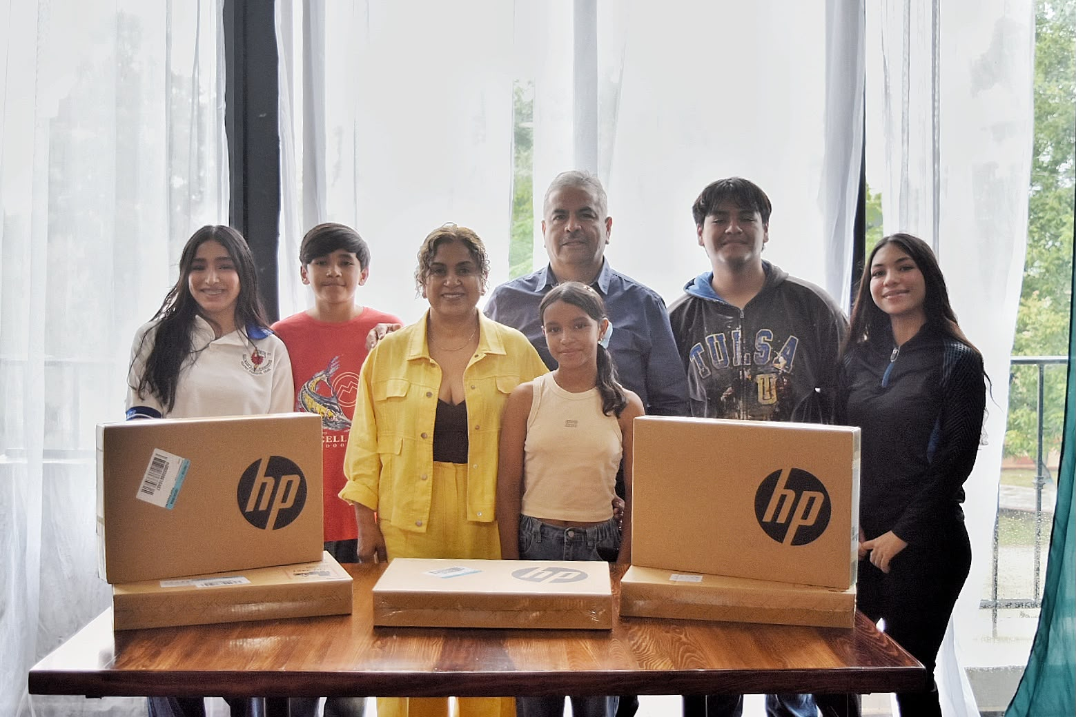 ENTREGA VÍCTOR LEIJA LAPTOPS A ESTUDIANTES DESTACADOS DE CUATRO CIÉNEGAS