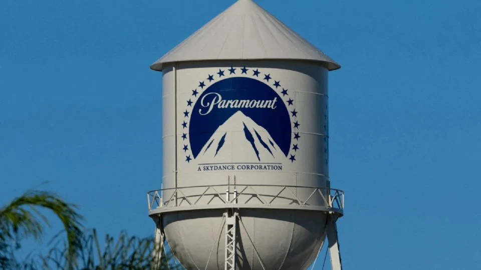 JUEZ FRENA TEMPORALMENTE LA FUSIÓN DE WARNER BROS Y PARAMOUNT TRAS DEMANDA ENCABEZADA POR CALIFORNIA