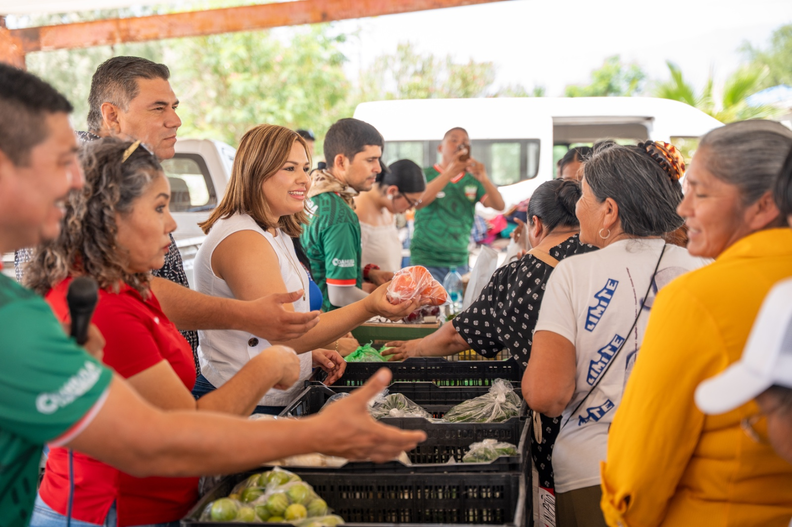 FORTALECE YESICA SIFUENTES CERCANÍA CON LAS FAMILIAS DEL EJIDO ACÁMBARO