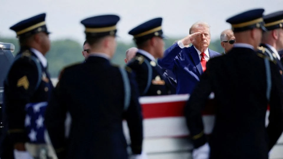 TRUMP RECIBE LOS CUERP0S DE LOS CUATRO SOLDADOS ESTADOUNIDENSES CAÍDOS EN EL CONFLICTO CON IRÁN