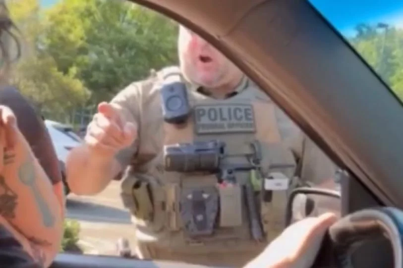 “NO ESTAMOS JUGANDO”: AGENTES DE ICE AMENAZAN A MUJER CON ARRESTARLA POR ESTAR SENTADA EN SU AUTO