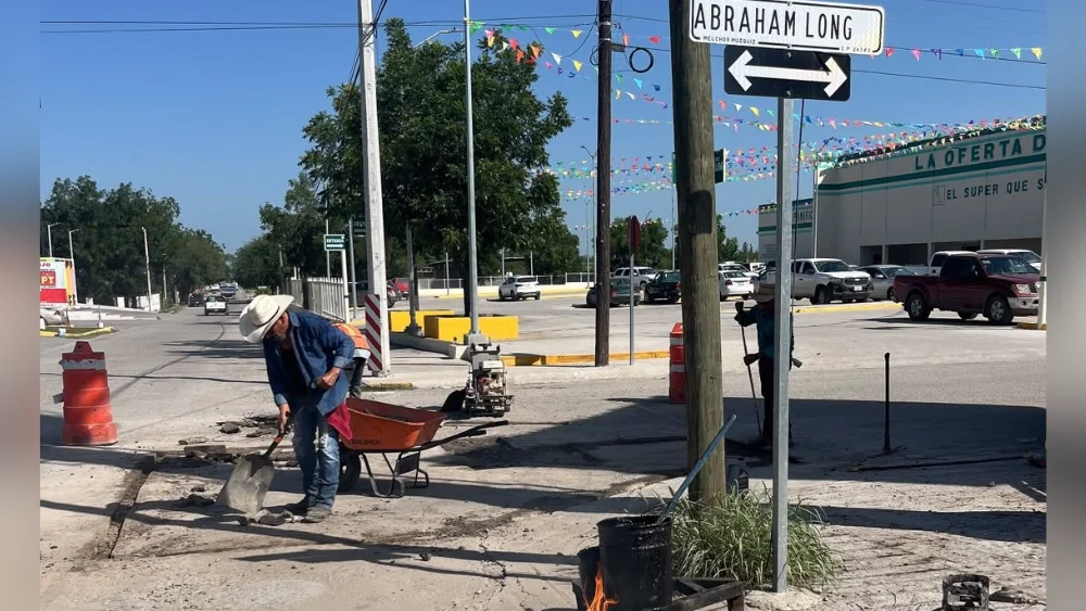 REFUERZA GOBIERNO MUNICIPAL DE MÚZQUIZ CAMPAÑA DE BACHEO EN LA CABECERA MUNICIPAL Y EL EJIDO LA CUCHILLA