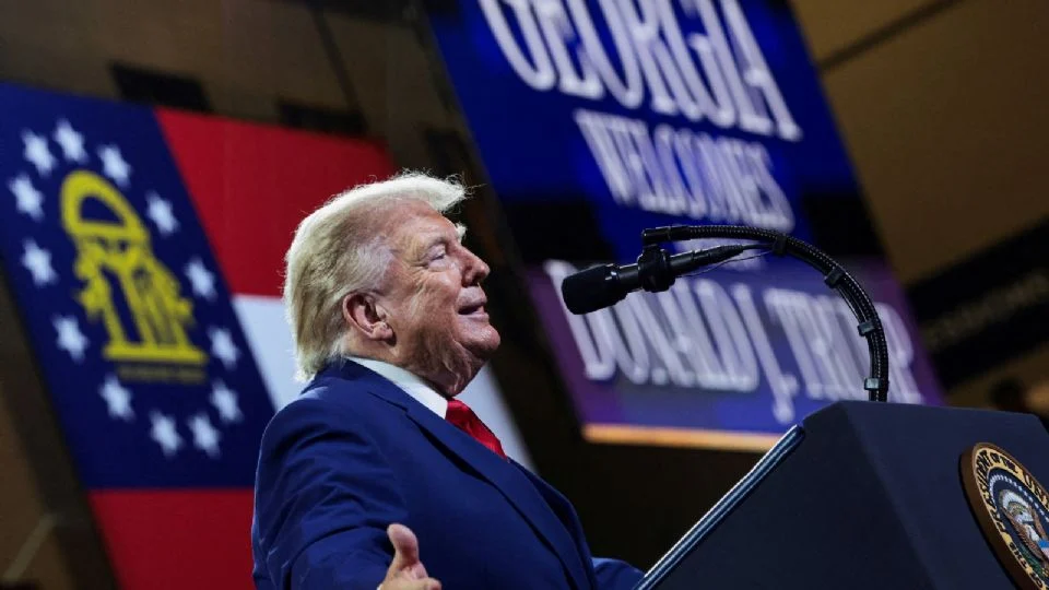 “ESTAMOS PREPARADOS»: TRUMP DICE QUE ANALIZA LANZAR UN ATAQUE «MÁS GRANDE QUE NUNCA” EN CONTRA DE IRÁN