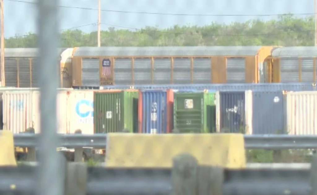 ACUSAN A 11 PERSONAS POR MUERT3 DE 7 MIGRANTES EN CONTENEDOR FERROVIARIO DE CARGA EN TEXAS; FALLECIERON POR GOLPE DE CALOR