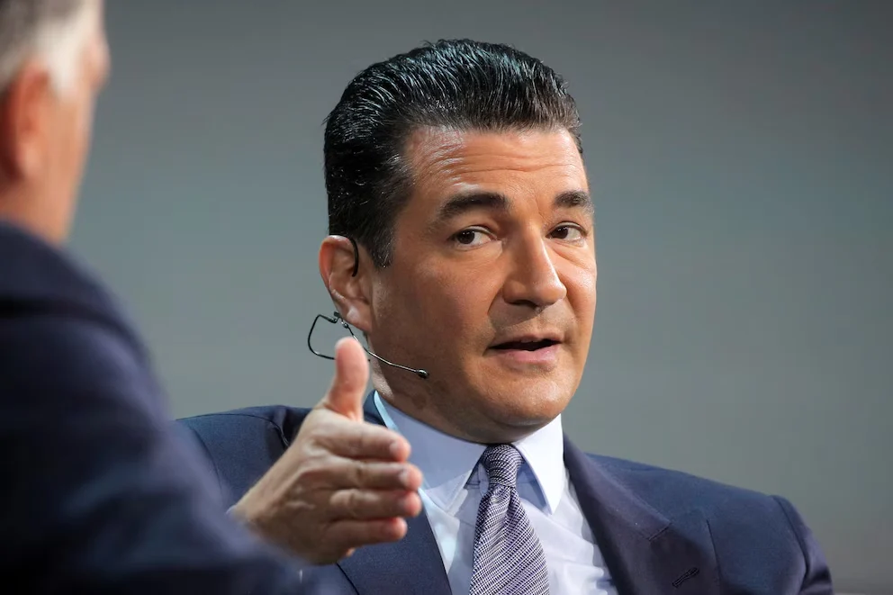 “EL MAYOR BROTE EN LA HISTORIA”: EXDIRECTOR DE LA FDA VINCULA CILANTRO Y PEREJIL MEXICANOS A CRISIS DE SALUD EN EEUU