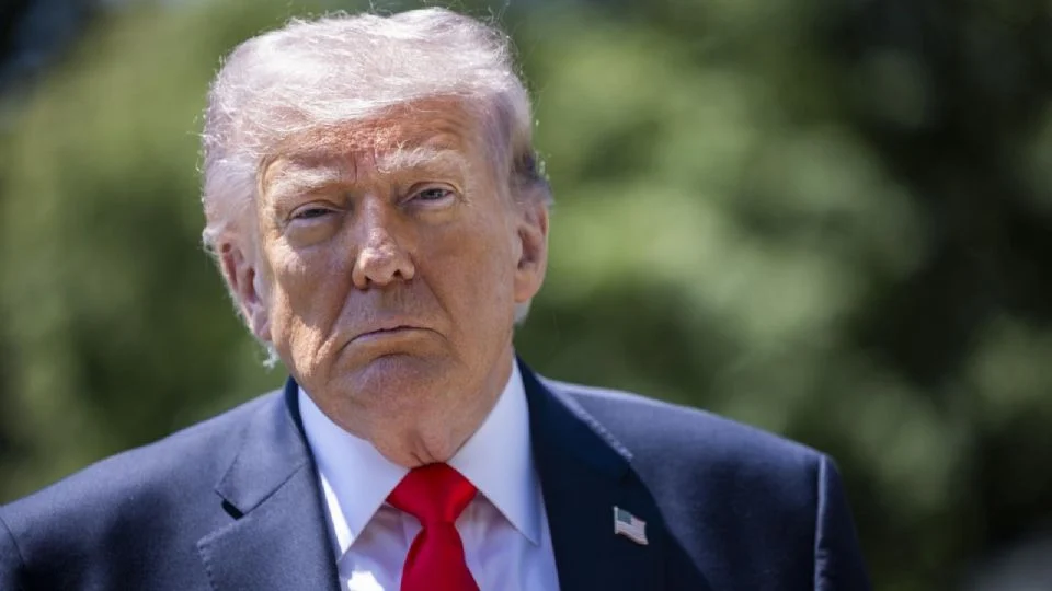 “ESTAMOS EN CONVERSACIONES MUY PROFUNDAS”: TRUMP ORDENA FRENAR LOS BOMBARDEOS CONTRA IRÁN