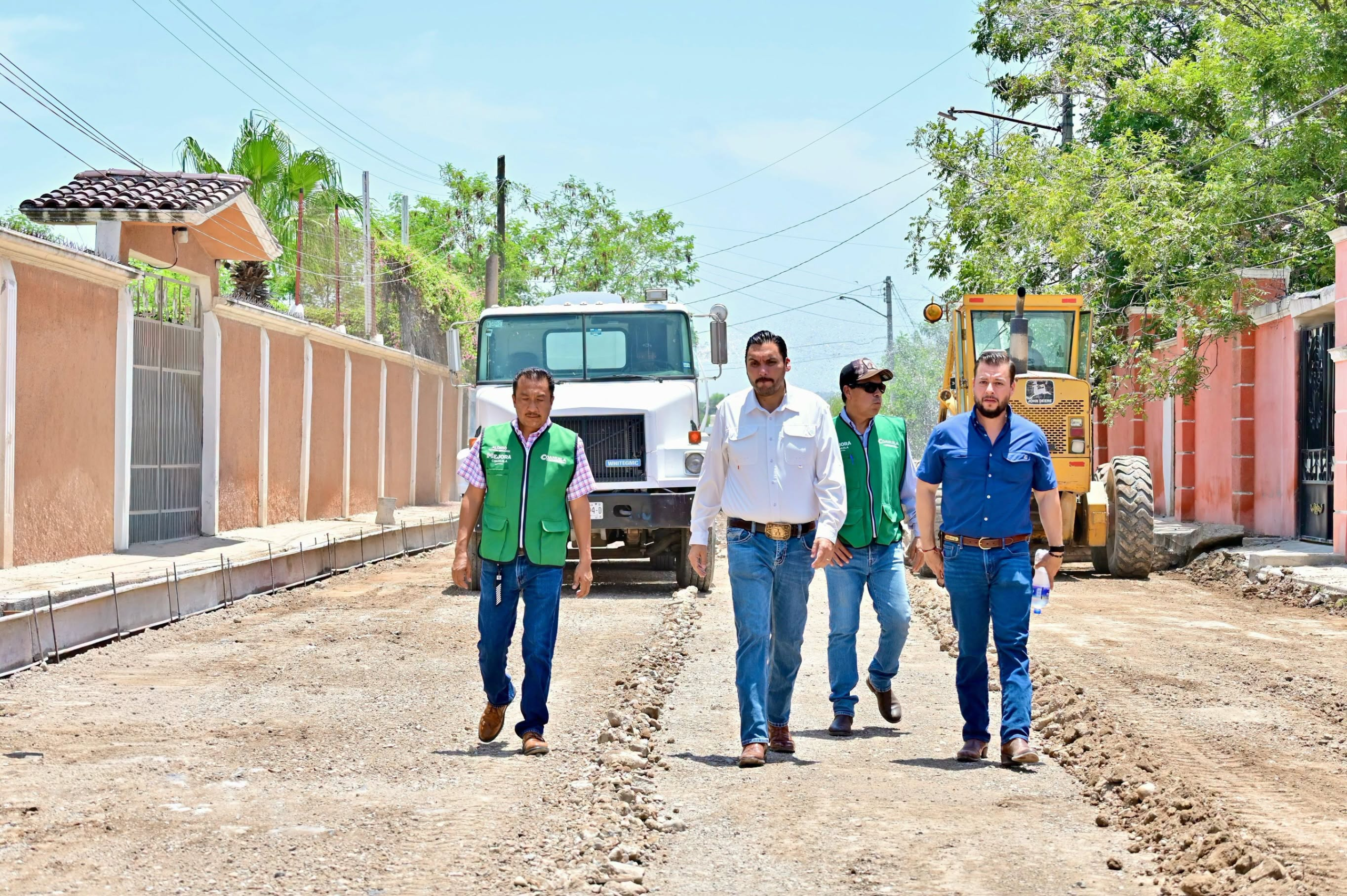 SUPERVISA CARLOS VILLARREAL PAVIMENTACIÓN DE CALLE PIÑONES EN LA COLONIA DEL RÍO