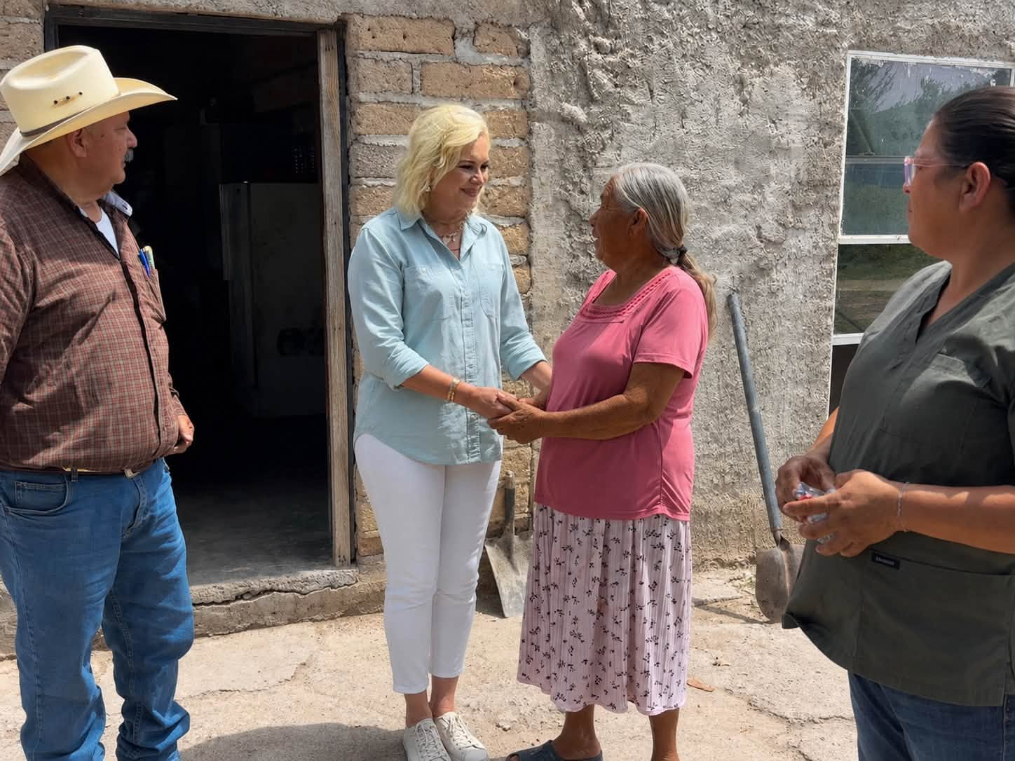 LAURA JIMÉNEZ ENTREGA APOYO PARA MEJORAMIENTO DE VIVIENDA EN EJIDO LA CUCHILLA