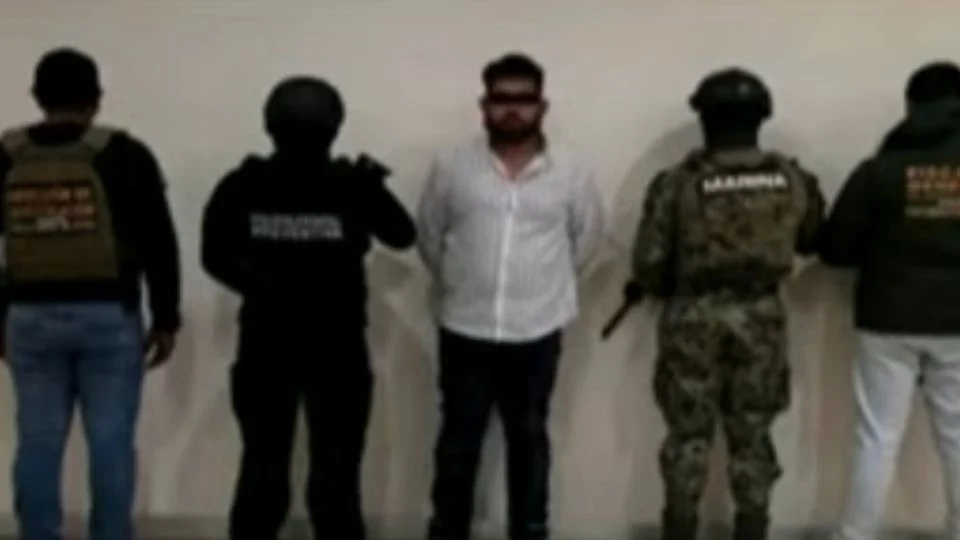 APREHENDEN A UN MIEMBRO DEL CJNG TRAS EL HALLAZGO DE UN CUERPO EN UN VEHÍCULO INCENDIADO EN PUEBLA