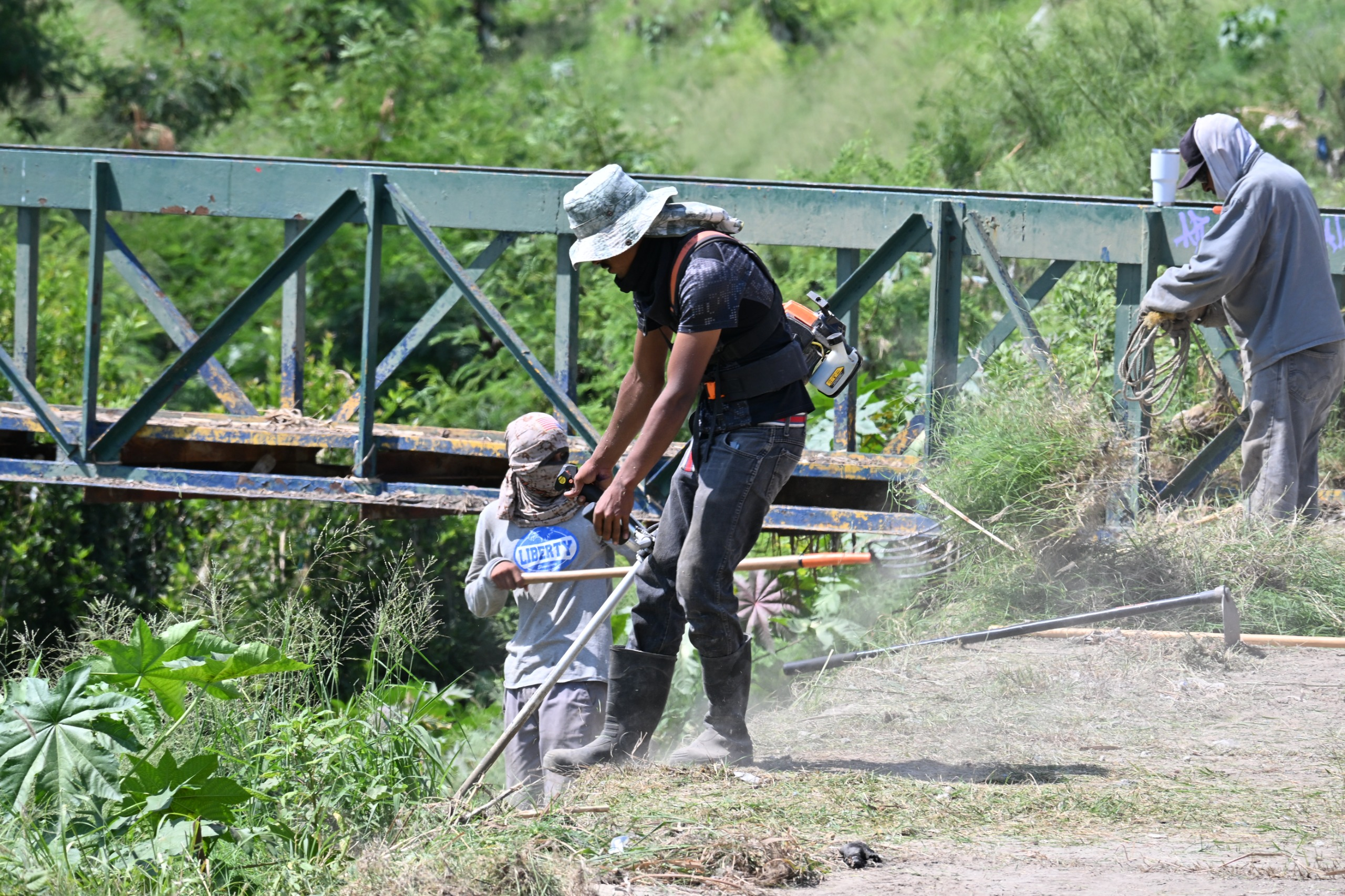 SARI PÉREZ REFUERZA LIMPIEZA DEL ARROYO FRONTERA PARA PREVENIR RIESGOS