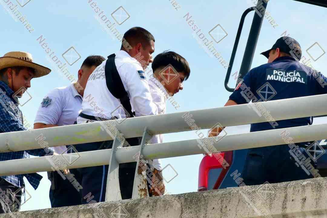 OBRERO RESCATA A JOVEN QUE INTENTABA LANZARSE DEL PUENTE DE SIDERMEX