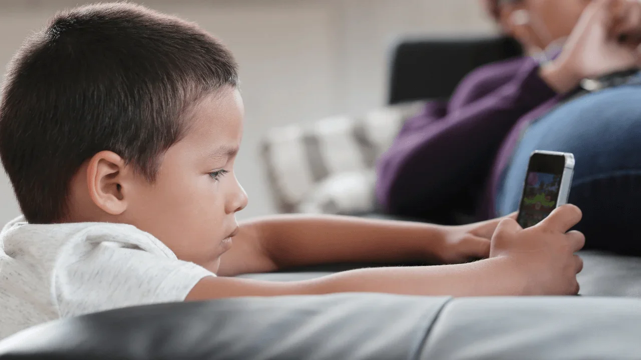 ESPECIALISTA DE EU RECOMIENDA FIJAR EN 16 AÑOS EDAD MÍNIMA PARA TENER REDES SOCIALES; «SON INAPROPIADAS PARA NIÑOS», ALERTA