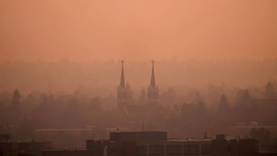 INCENDIOS EN EU: EVACÚAN A MÁS DE 65 MIL PERSONAS EN EL NOROESTE Y EL FUEGO ARRASA UNAS 700 CASAS